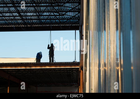 USA, Montana, Kalispell, Männer arbeiten auf Baustelle Stockfoto