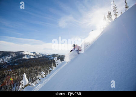 USA, Montana, Felchen, Blick des jungen Mannes in schneebedeckten Bergen Skifahren Stockfoto
