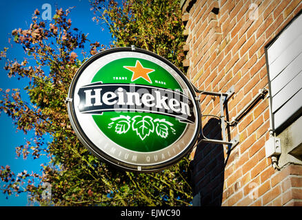 berühmte Heineken-Logo an der Fassade eines Balkens. Heineken ist eines der größten Brauereidichte der Welt und beschäftigt mehr als 80.000 peopl Stockfoto