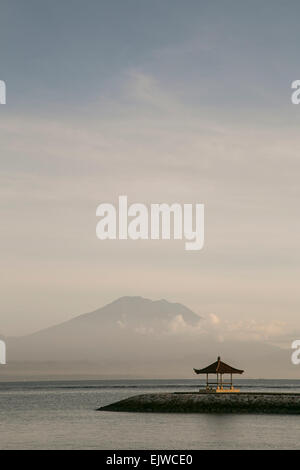 Mount Agung gesehen am Morgen auf Karang Strand, Sanur, Bali, Indonesien Stockfoto