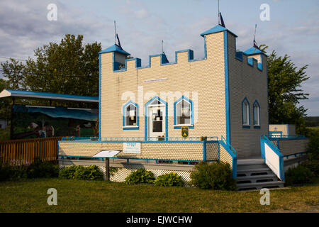 Dieses Schloss, hergestellt aus fast 30.000 Aluminiumdosen ist eine Aufsehen erregende am Straßenrand Attraktion in der Nähe von Riviere Du Loup, Quebec. Stockfoto