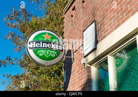 berühmte Heineken-Logo an der Fassade eines Balkens. Heineken ist eines der größten Brauereidichte der Welt und beschäftigt mehr als 80.000 peopl Stockfoto