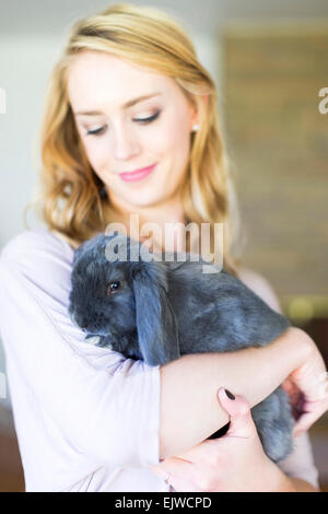 Junge Frau Holding Hase Stockfoto