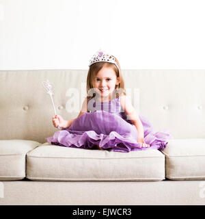 Porträt eines Mädchens (4-5) in Prinzessin Kostüm Stockfoto