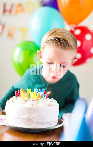 Jungen (2-3) Kerzen ausblasen Stockfoto