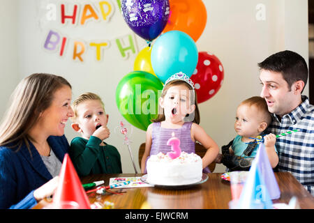 Familie mit drei Kindern (2-3, 4-5) feiert Geburtstag Stockfoto