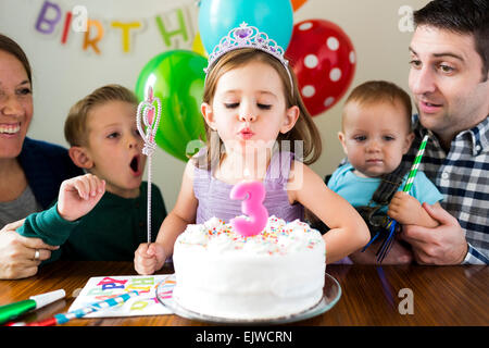 Familie mit drei Kindern (2-3, 4-5) feiert Geburtstag Stockfoto