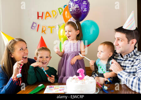Familie mit drei Kindern (2-3, 4-5) feiert Geburtstag Stockfoto