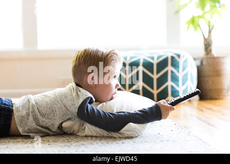 Jungen (4-5) vor dem Fernseher im Wohnzimmer Stockfoto