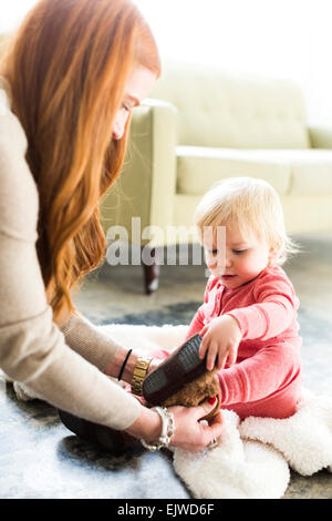Mutter putzt Sohn im Wohnzimmer (2-3) Stockfoto