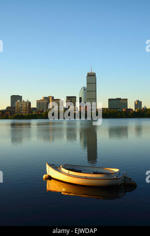 USA, Massachusetts, Boston, Charles River Boot am Fluss mit Skyline im Hintergrund Stockfoto