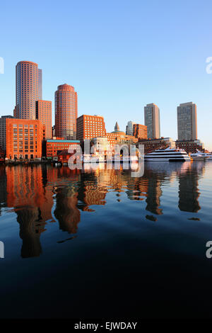 USA, Massachusetts, Boston, symmetrische Blick auf Architektur spiegelt sich im Wasser Stockfoto