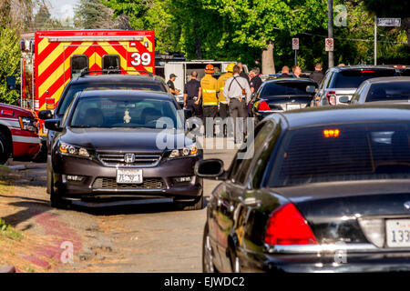 Los Angeles, Kalifornien, USA. 1. April 2015.   Los Angeles Polizei und Feuerwehr während einer neun Stunden Konfrontation mit der Polizei. Bildnachweis: Chester Brown/Alamy Live-Nachrichten Stockfoto