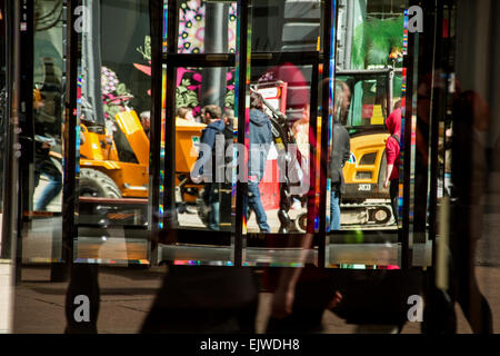 Leuchtende bunte Fenster und Spiegel Reflexionen auf einem leeren Fashion Store geschlossen geschäftlich in Dundee, Großbritannien Stockfoto