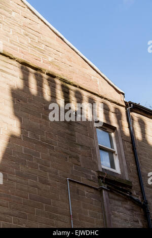 Eine Reihe von Edwardian Schornstein Silhouette am Ende Giebel eines Gebäudes in zentralen Dundee, Großbritannien große 19. Jahrhundert Stockfoto