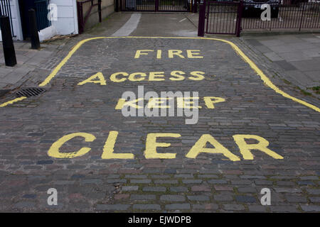 Halten Sie für Feuer Zugang Markierungen auf Kopfsteinpflaster außerhalb Wohngebäude in einer Seitenstraße North London. Stockfoto