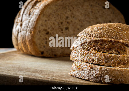 Scheiben Schwarzbrot auf einem Holztisch Stockfoto