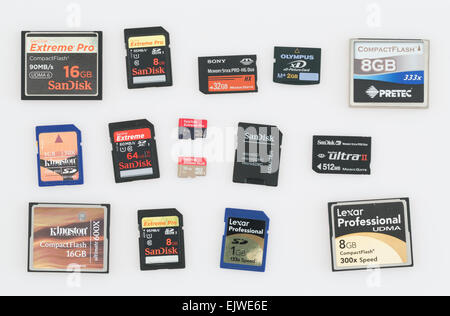 Satz von modernen Speicherkarten. Es gibt SD, CF (CompactFlash), Memory Stick Pro, xD und MicroSD-Karten. Stockfoto