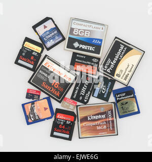 Satz von modernen Speicherkarten. Es gibt SD, CF (CompactFlash), Memory Stick Pro, xD und MicroSD-Karten. Stockfoto