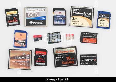 Satz von modernen Speicherkarten. Es gibt SD, CF (CompactFlash), Memory Stick Pro, xD und MicroSD-Karten. Stockfoto