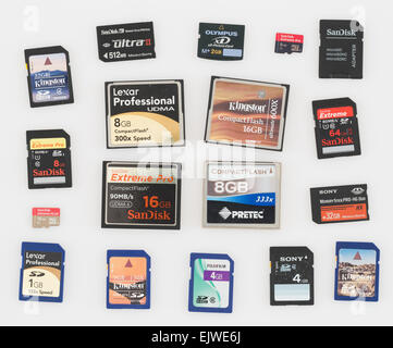 Satz von modernen Speicherkarten. Es gibt SD, CF (CompactFlash), Memory Stick Pro, xD und MicroSD-Karten mit Adapter. Stockfoto