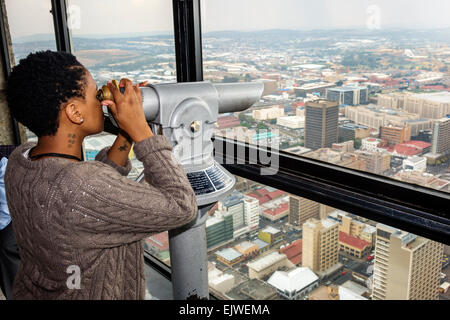 Johannesburg Südafrika, Carlton Centre, Centre, Top of Africa, Observatoriumdeck, Blick von, schwarze Frau weibliche Frauen, suchen, Gebäude, Stadt, mit Telesco Stockfoto