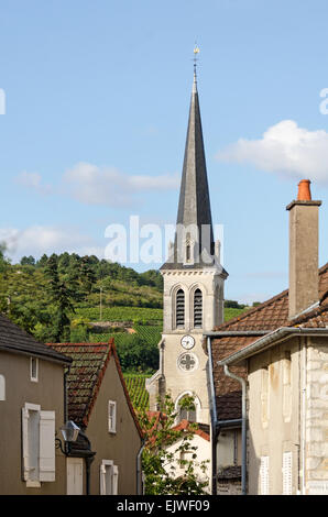 Der Glockenturm des 19. Jahrhundert Kirche von Notre-Dame du Rosaire in Santenay, Côte d ' dOr, Burgund, Frankreich. Stockfoto