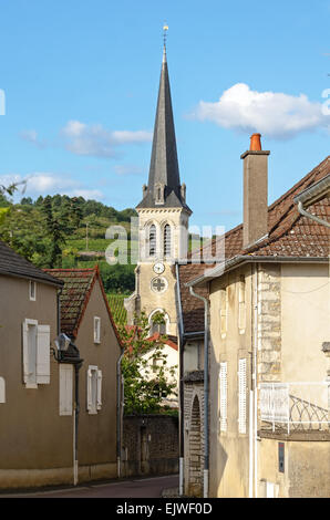 Der Glockenturm des 19. Jahrhunderts Notre-Dame du Rosaire in Santenay, Côte d ' dOr, Burgund, Frankreich. Stockfoto