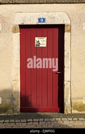 Ein höflich "Beware of Dog"-Schild an einem verwitterten alten Tür in Santenay, Côte d ' dOr, Burgund, Frankreich Stockfoto