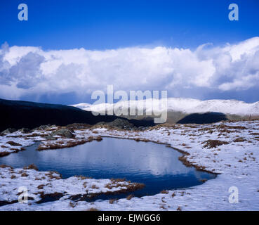 Sturm & Dusche Wolken über schneebedeckten Gipfel des Lakelandpoeten von in der Nähe von Ash Klippen auf hoch heben über Grasmere Cumbria Stockfoto