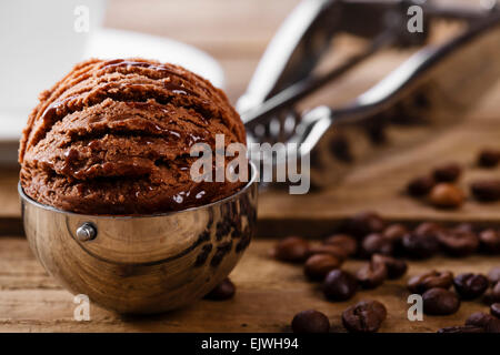 Schokolade Eis Kugel Kugel Kaffeelöffel Stockfoto
