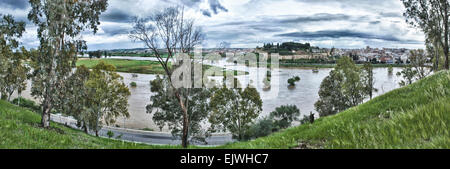 Überlauf Fluss Guadiana in Badajoz. Panorama-Aufnahme, Spanien Stockfoto