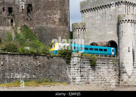 Arriva Trains Wales Klasse 175 zwei Trainer Dmu Zug fährt das Westportal des George Stephensons Conwy Eisenbahnbrücke. Stockfoto