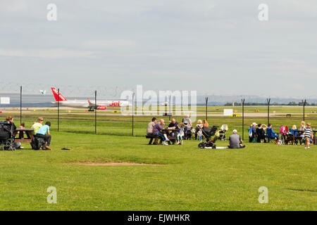 Familien besuchen Manchester Flughafen-Start-und Landebahn Besucher-Park, beobachten die Flugzeuge kommen und gehen. Stockfoto