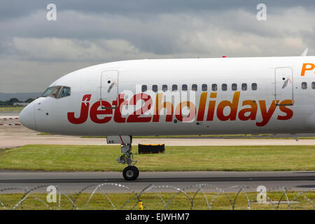 Jet2holidays Marken-Flugzeuge Rollen gegenüber dem Terminal am Flughafen Manchester kurz nach der Landung. Stockfoto