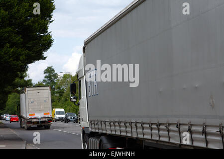 Verkehr, Reisen entlang der A23-Straße in Coulsdon, Surrey, England Stockfoto