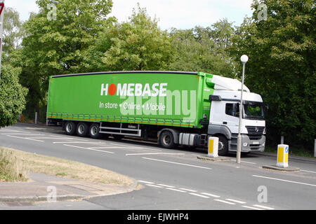 Ein LKW Reisen entlang der A23-Straße in Coulsdon, Surrey, England Stockfoto