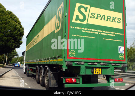 Ein LKW Reisen entlang der A23-Straße in Coulsdon, Surrey, England. aus einem stationären Auto fotografiert. Stockfoto