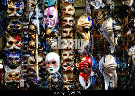 Venezianische Masken in einem Schaufenster in Florenz, Italien Stockfoto