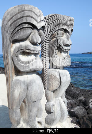 Geschnitzte Figuren an Puuhonua O Honaunau National Historical Park auf Big Island Stockfoto