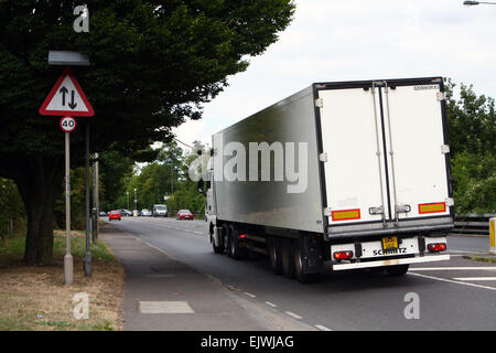 Ein LKW Reisen entlang der A23-Straße in Coulsdon, Surrey, England Stockfoto