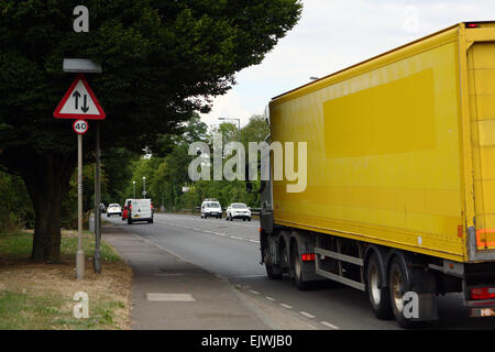 Ein LKW Reisen entlang der A23-Straße in Coulsdon, Surrey, England Stockfoto