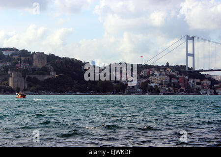 Eine Szene des Bosporus, Rumeli Hisari, zweiten Bosporus-Brücke (Fatih Sultan Mehmet Br.) in Istanbul, Türkei. Stockfoto