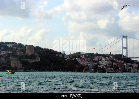 Eine Szene des Bosporus, Rumeli Hisari, zweiten Bosporus-Brücke (Fatih Sultan Mehmet Br.) in Istanbul, Türkei. Stockfoto