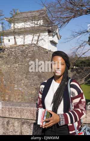 Eine junge Dame, die Reisen in Japan Besuch Nagoya Castle. Stockfoto