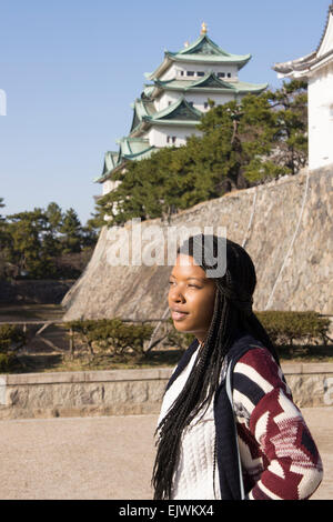 Eine junge Dame, die Reisen in Japan Besuch Nagoya Castle. Stockfoto