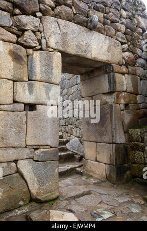 Peru, Machu Picchu.  Innen Haupt-Tor in die Stadt. Stockfoto