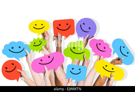 Hände halten Smiley-Gesichter-Symbole. Stockfoto