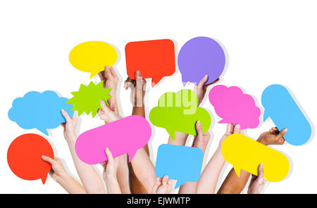 Gruppe von Menschen mit bunten Sprechblase erhobenen Armen. Stockfoto