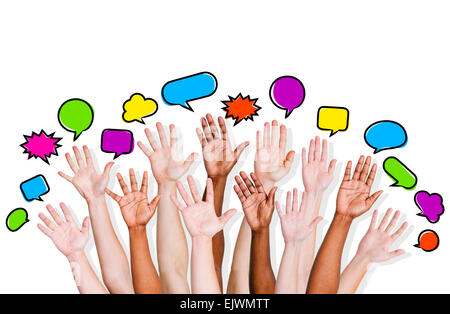 Gruppe von Menschen mit Sprechblase erhobenen Armen. Stockfoto